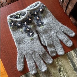 NWOT MOSCHINO Gloves knit from cozy luxe bland wool with embroidered flowers